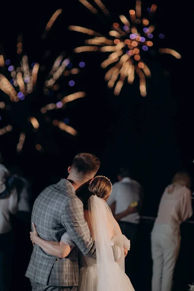 Egy Pár Friss Házaspár Nézi Tűzijátékot Éjszakai Égbolton Város Felett — Stock Fotó