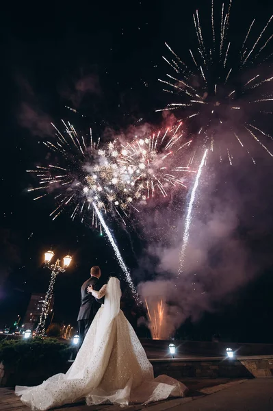 Egy Pár Friss Házaspár Nézi Tűzijátékot Éjszakai Égbolton Város Felett — Stock Fotó