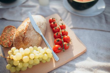 doğada sebze, peynir ve taze ekmekle servis edilen piknik.