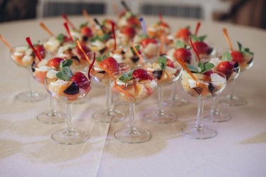 Büfe, yemek servisi, çeşitli kanepeler ve salatalar.