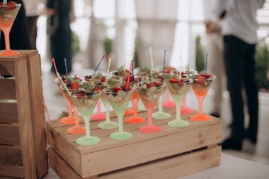 Büfe, yemek servisi, çeşitli kanepeler ve salatalar.