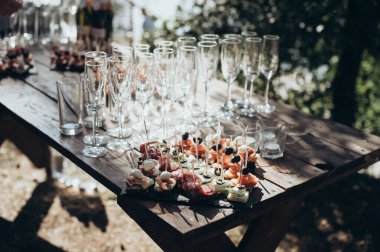 Büfe, yemek servisi, çeşitli kanepeler ve salatalar.