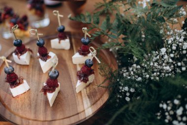 Büfe, yemek servisi, çeşitli kanepeler ve salatalar.