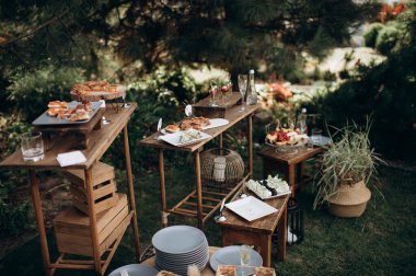 Büfe, yemek servisi, çeşitli kanepeler ve salatalar.