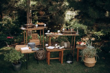 Büfe, yemek servisi, çeşitli kanepeler ve salatalar.