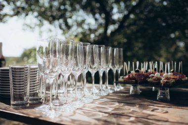 Şampanya ya da beyaz şarap için bir sürü boş bardak.