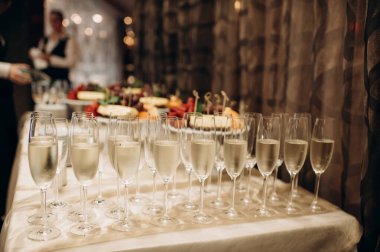 Düğün büfesinde bir kadeh şampanya.