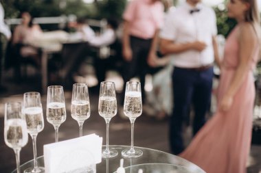 Düğün büfesinde bir kadeh şampanya.