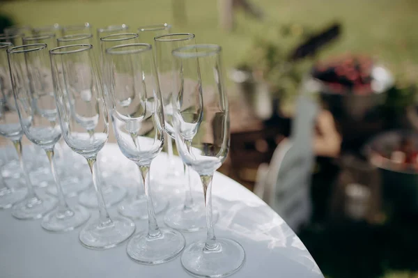 许多用于香槟或白葡萄酒的空的干净杯子 — 图库照片
