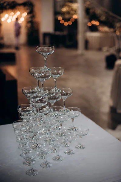 活动中的香槟酒杯金字塔 — 图库照片