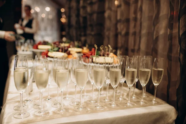 Düğün büfesinde bir kadeh şampanya.