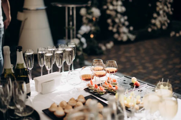 Düğün büfesinde bir kadeh şampanya.