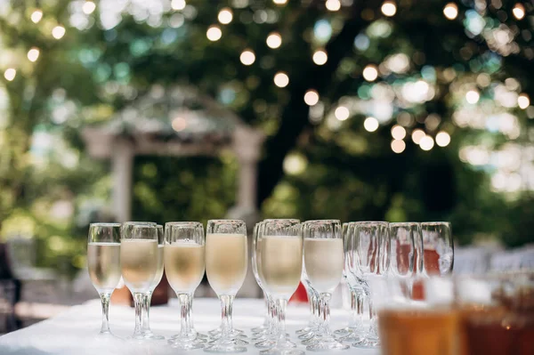 Düğün büfesinde bir kadeh şampanya.