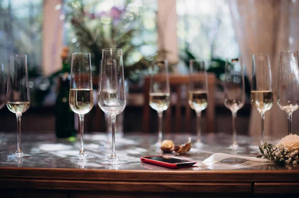 Düğün büfesinde bir kadeh şampanya.