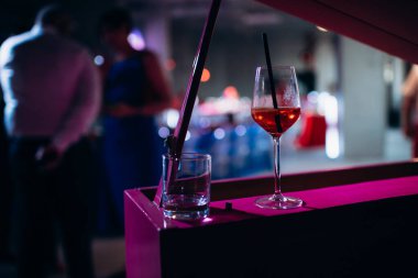 Yemek servisi, alkollü bardaklar, aperatif.