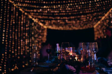 Bir partide bitmemiş alkollü bardaklar.