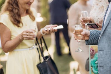 Açık büfe, elinde şampanya kadehleri tutan bir adam.