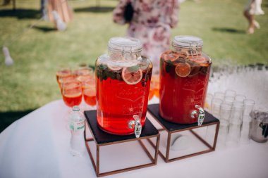 Yemek servisi, düğün partisinde büyük limonata şişeleri.