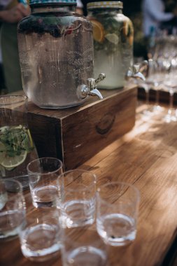 Yemek servisi, düğün partisinde büyük limonata şişeleri.