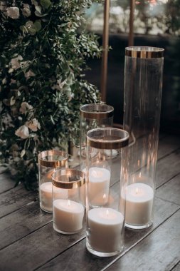 Cam bir şişede mum.