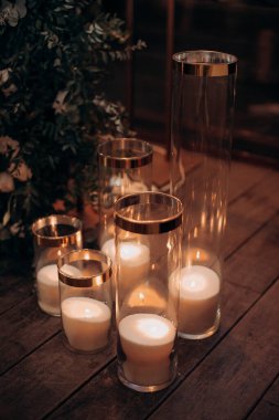 Cam bir şişede mum.