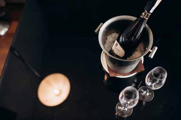 浪漫的夜晚 带着香槟酒和眼镜 — 图库照片