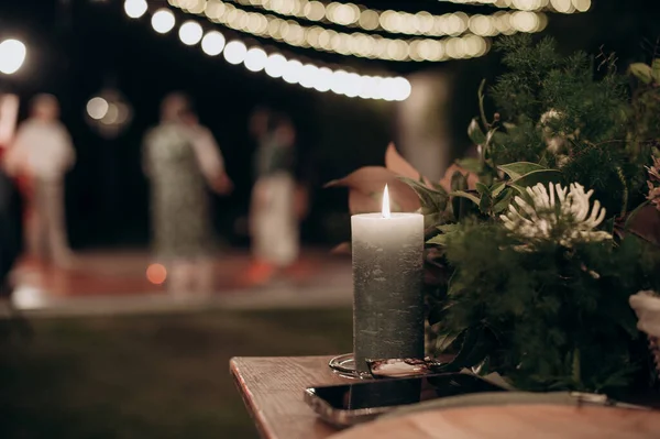 Cam bir şişede mum.