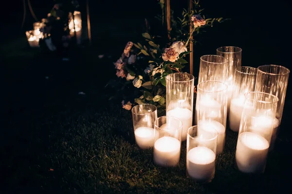 Cam bir şişede mum.