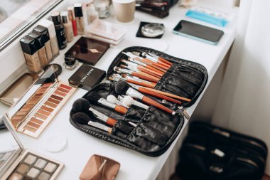 Profesyonel makyaj için çeşitli fırçalar ve araçlar