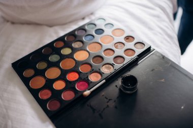 Profesyonel makyaj için göz falı paleti