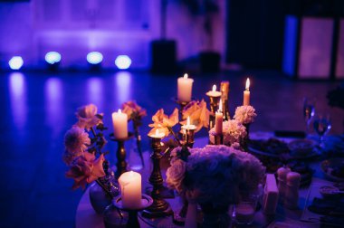 Parti, masa takımı, bardaklar diskodaki dansçıların arka planına karşı.