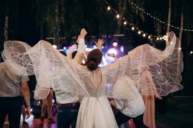 Gece kulübü, parti, diskoda dans eden insanlar.