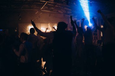 Gece kulübü, parti, diskoda dans eden insanlar.