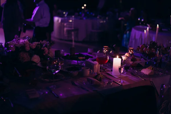 Feest Gedekte Tafel Bril Tegen Achtergrond Van Dansende Mensen Disco — Stockfoto