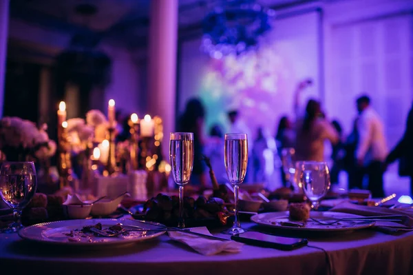 Feest Gedekte Tafel Bril Tegen Achtergrond Van Dansende Mensen Disco — Stockfoto