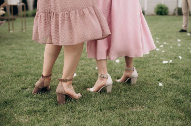 Partideki misafirler, bacaklar yakın plan.