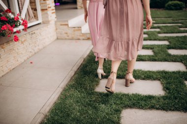 Partideki misafirler, bacaklar yakın plan.