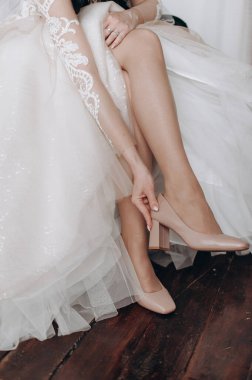 Gelin ayakkabılarını bağlar