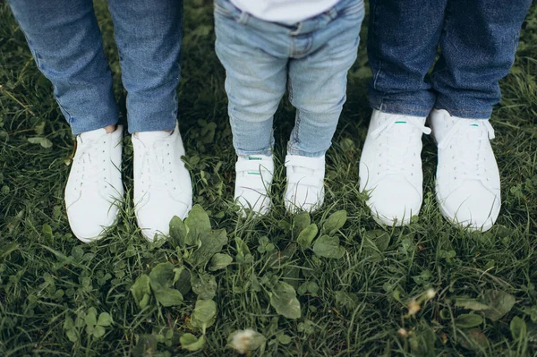 Família Pais Jovens Com Filho Pernas Perto — Fotografia de Stock