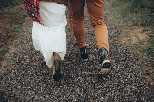 Fötterna Den Avgående Bruden Och Brudgummen — Stockfoto