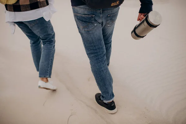 一对夫妇在海滩上散步 腿靠得紧紧的 — 图库照片