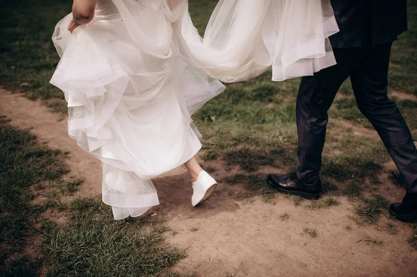 Eltávozó Menyasszony Vőlegény Lába — Stock Fotó