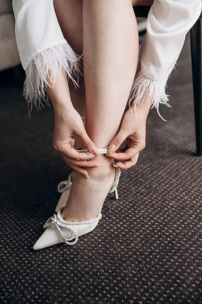 Noiva Prende Seus Sapatos — Fotografia de Stock
