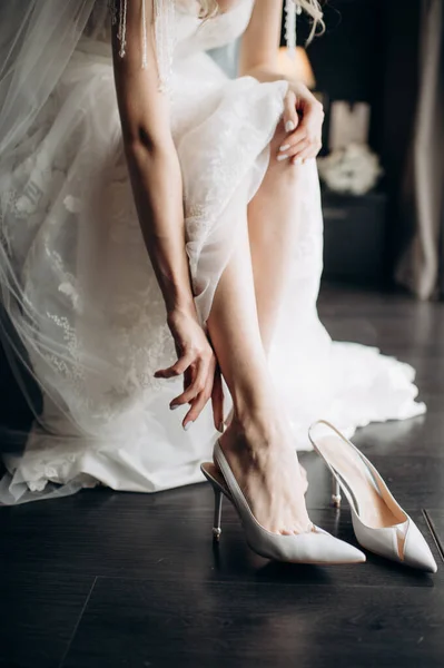 Menyasszony Rögzíti Cipőjét — Stock Fotó