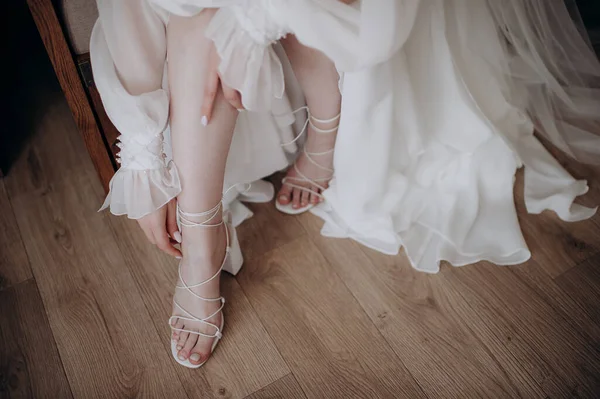 Bride Fastens Her Shoes — Stock Photo, Image