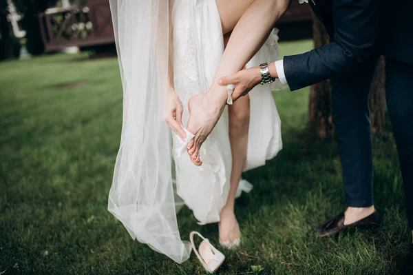 Bräutigam Schnürt Brautschuhe — Stockfoto