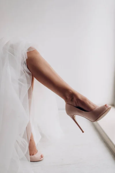 Gambe Della Sposa Scarpe Eleganti Primo Piano — Foto Stock