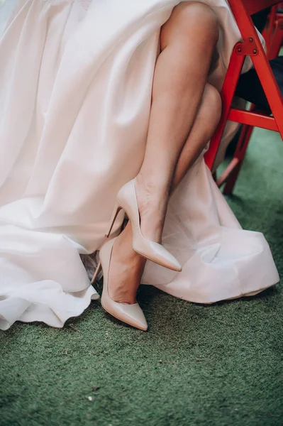 Gelin Bacakları Zarif Ayakkabılarla Yakın Plan — Stok fotoğraf