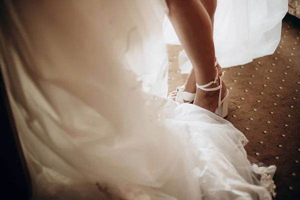 Ноги Невесты Элегантной Обуви Крупным Планом — стоковое фото