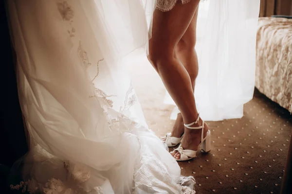 Ноги Невесты Элегантной Обуви Крупным Планом — стоковое фото